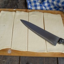 Разрезаем пласт теста на четыре части