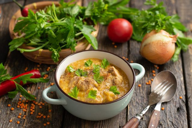 Нежная тушеная свинина по-португальски с чечевицей