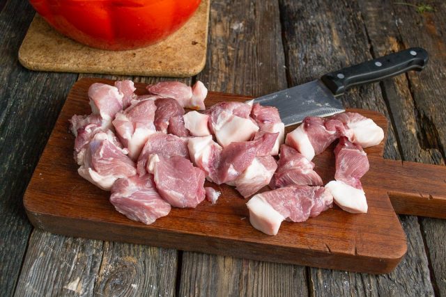 Нарезаем мясо поперёк волокон крупными кусками