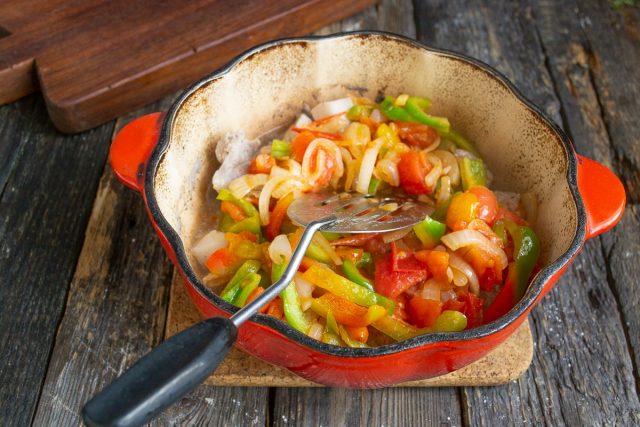 Добавляем обжаренные овощи к мясу