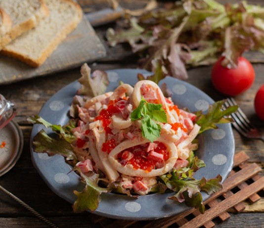 Лёгкий салат «Красное море» с кальмарами