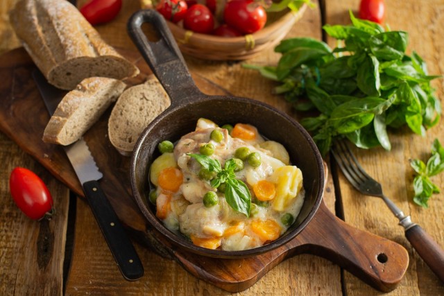Варёная курица тушеная с овощами — просто и полезно