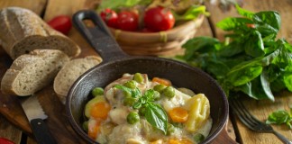 Варёная курица тушеная с овощами — просто и полезно