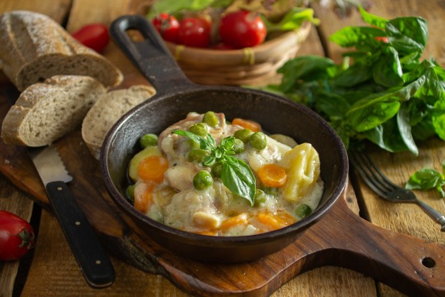 Варёная курица тушеная с овощами — просто и полезно