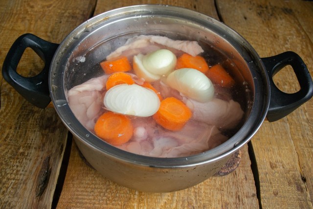 Отвариваем курицу в бульоне с овощами