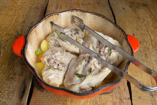 Выкладываем на тушеные овощи куски варёной курочки