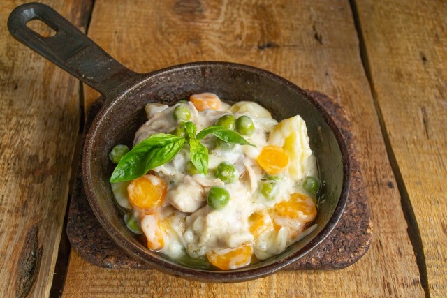 Варёная курица тушеная с овощами готова. Перед подачей украшаем свежей зеленью