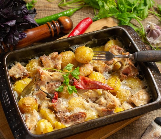 Нежное варёное мясо, запеченное с картошкой - Основные блюда и гарниры Нежное варёное мясо, запеченное с картошкой