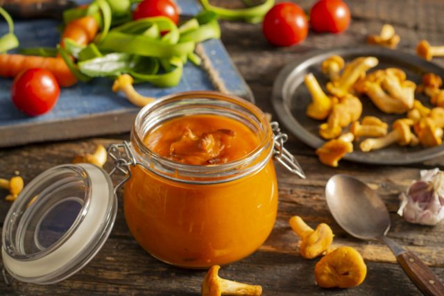 Ароматная кабачковая икра с лисичками