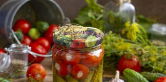 Кисло-сладкие маринованные помидоры с чесноком и корнишонами