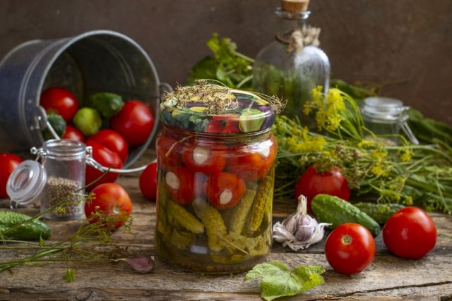Кисло-сладкие маринованные помидоры с чесноком и корнишонами Кисло-сладкие маринованные помидоры с чесноком и корнишонами