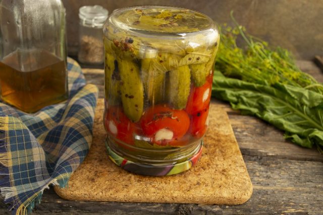 Пастеризуем банку. Маринованные помидоры с чесноком и корнишонами готовы Пастеризуем банку. Маринованные помидоры с чесноком и корнишонами готовы