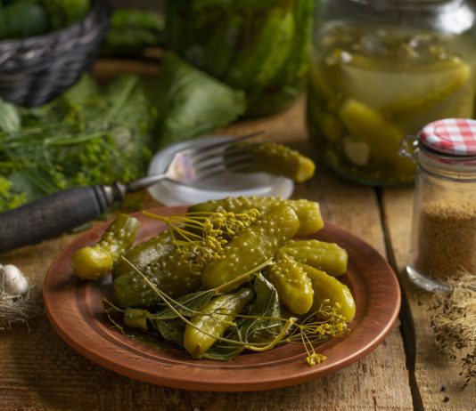 Квашеные огурцы под полиэтиленовой крышкой с горчицей и хреном