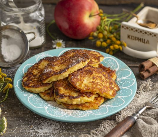 Нежные яблочные драники с творогом