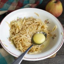 Разбиваем куриное яйцо, солим и перемешиваем ингредиенты Разбиваем куриное яйцо, солим и перемешиваем ингредиенты