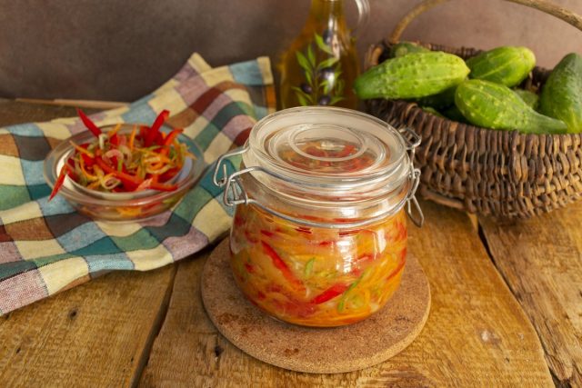 Закрываем готовые овощи по-корейски и пастеризуем