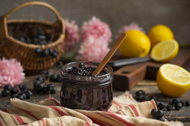 Полезное варенье из черноплодки с лимоном