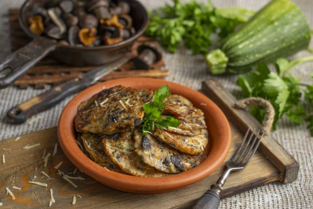 Сытные оладьи из кабачков с пармезаном и грибами