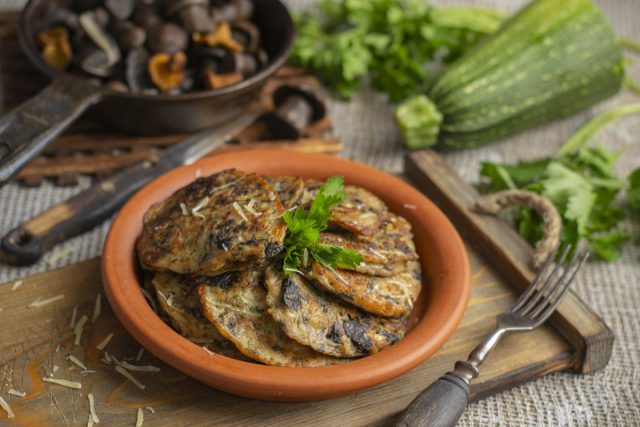 Сытные оладьи из кабачков с пармезаном и грибами