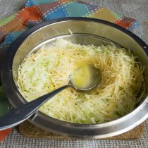 Разбиваем в миску два куриных яйца и перемешиваем 