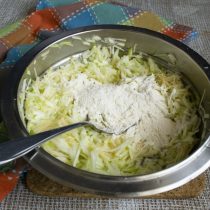 Насыпаем муку