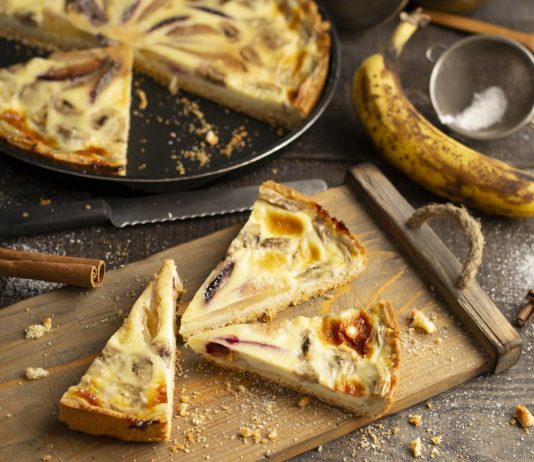 Вкусный заливной пирог с фруктами