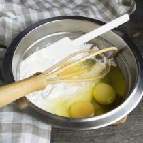 Разбиваем три крупных куриных яйца и смешиваем ингредиенты Разбиваем три крупных куриных яйца и смешиваем ингредиенты
