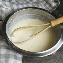 Добавляем картофельный или кукурузный крахмал. Перемешиваем ингредиенты Добавляем картофельный или кукурузный крахмал. Перемешиваем ингредиенты