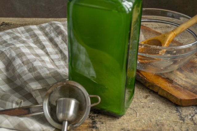 Сливаем уксус с мёдом в бутылки, закупориваем и оставляем в тёмном и тёплом углу на 1 месяц