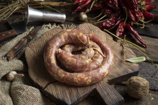 Домашняя свиная колбаса в кишках