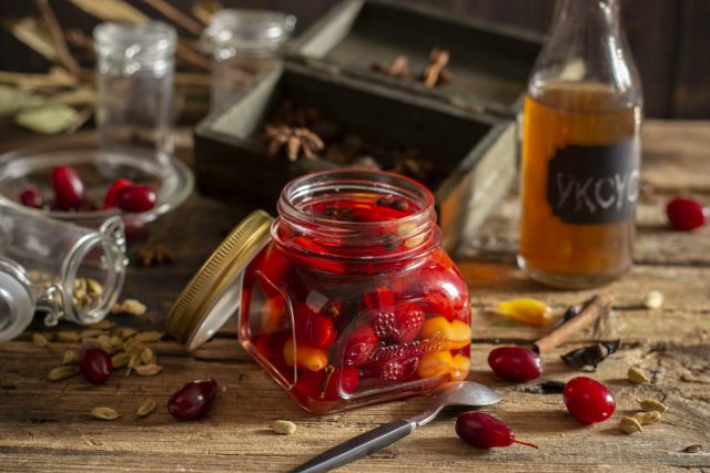 Маринованный кизил с пряностями