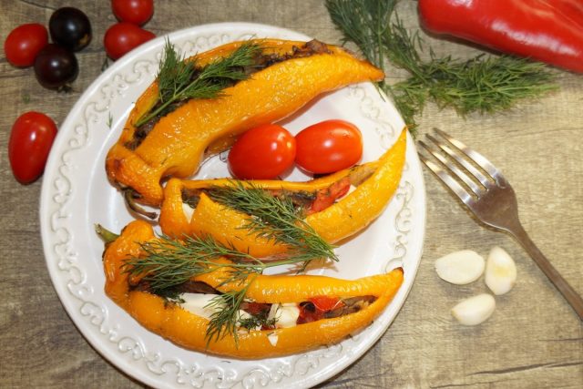 Перец, фаршированный грибами и сыром фета