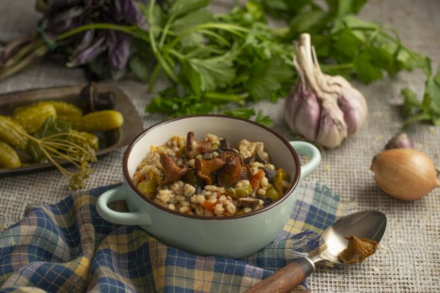Рассыпчатая перловка с солёными огурцами и грибами