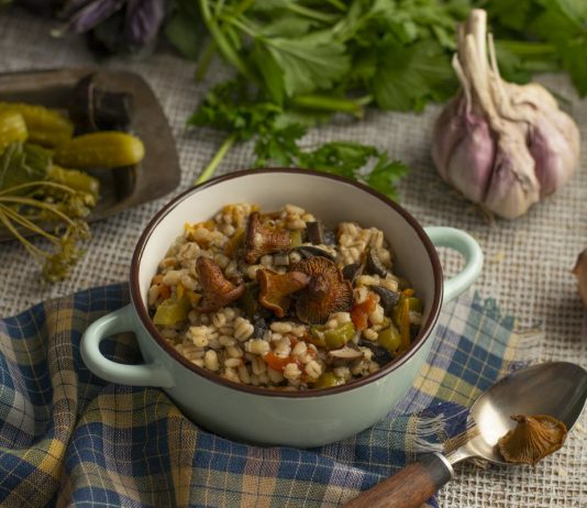 Рассыпчатая перловка с солёными огурцами и грибами