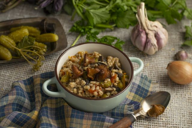 Рассыпчатая перловка с солёными огурцами и грибами