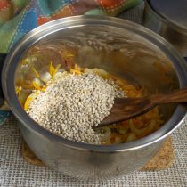 Насыпаем перловку в кастрюлю с овощами