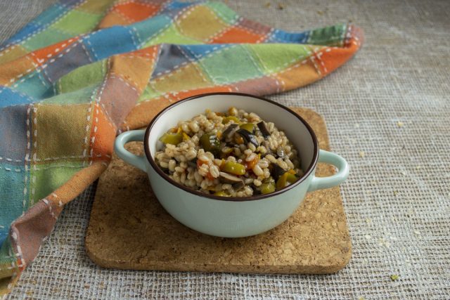 Рассыпчатая перловка с солёными огурцами и грибами готова