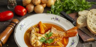 Согревающая уха из морского окуня с яркими овощами