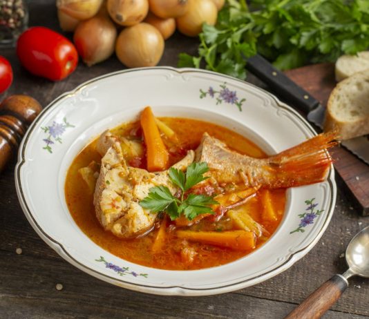 Согревающая уха из морского окуня с яркими овощами