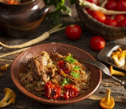 Свиная грудинка с гречкой в горшочке по-деревенски - Основные блюда и гарниры Свиная грудинка с гречкой в горшочке по-деревенски