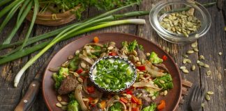 Тёплый диетический салат из куриной печени с овощами