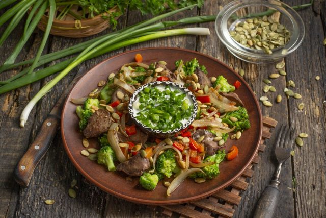 Тёплый диетический салат из куриной печени с овощами Тёплый диетический салат из куриной печени с овощами