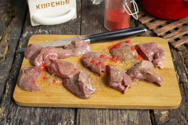 Нарезаем крупно печенку, втираем специи в кусочки и оставляем на несколько минут