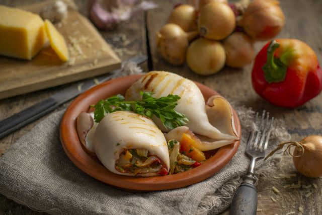 Кальмары, фаршированные овощами и сыром