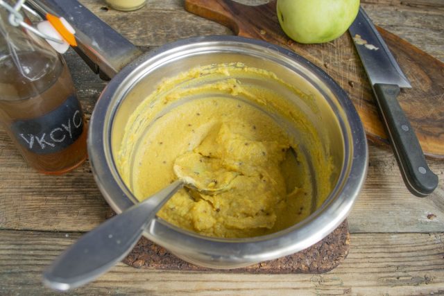 Хорошо перемешиваем горчицу, пробуем на вкус, добавляем соль или сахар, если необходимо