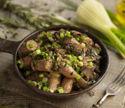 Ароматные куриные колбаски в соусе с грибами и баклажанами