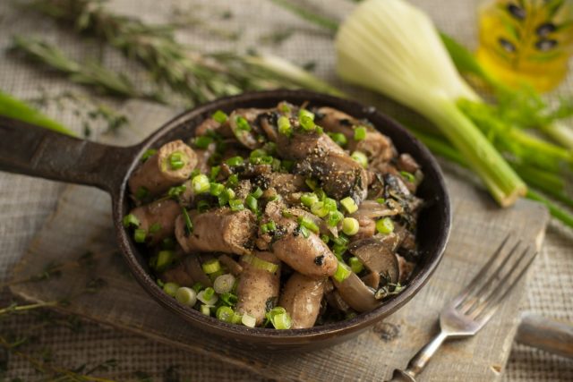 Ароматные куриные колбаски в соусе с грибами и баклажанами Ароматные куриные колбаски в соусе с грибами и баклажанами