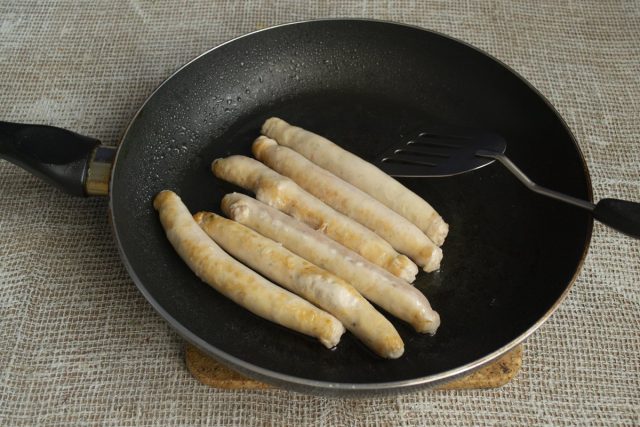 Обжариваем куриные колбаски 