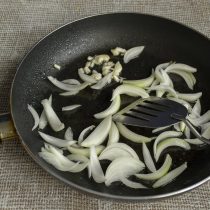 Кладём в сковородку чеснок, затем добавляем лук