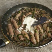 Наливаем густые сливки, солим и перчим по вкусу. Нарезаем колбаски